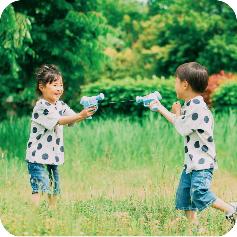 子どもが水鉄砲で遊んでいる