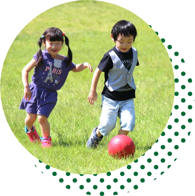 ボールで遊んでいるこども